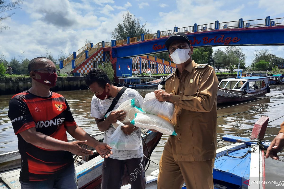 Kumpulkan bantuan dari TPP, para PNS di Pariaman bantu pelaku kapal wisata terdampak PPKM