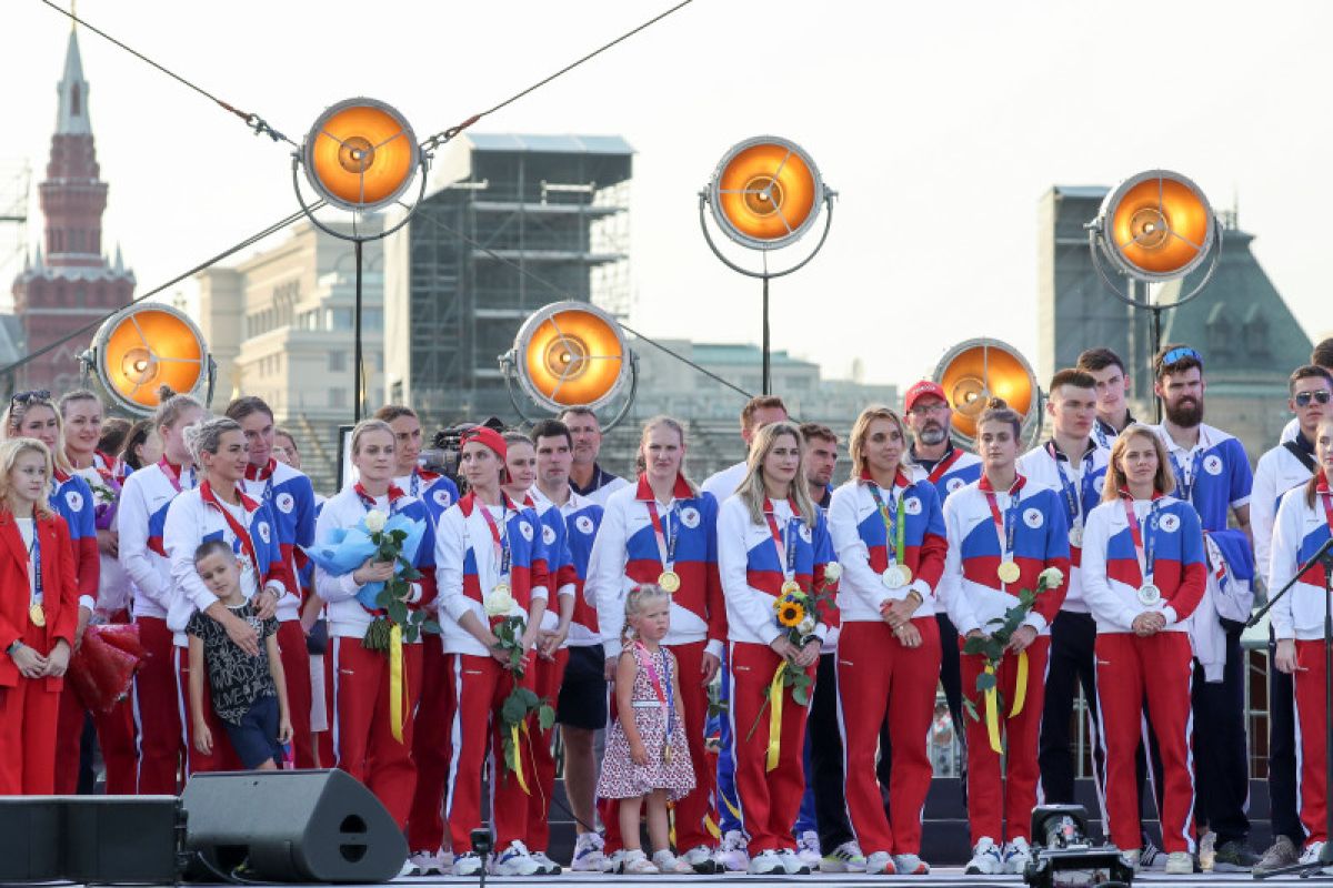 Rusia arak para peraih medali Olimpiade Tokyo di Lapangan Merah