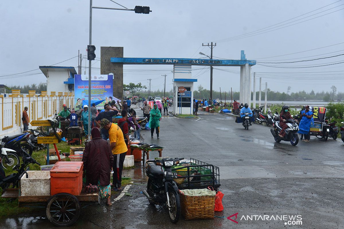 Aksi Protes Pedagang Ikan Berjualan di Jalan Pelabuhan Lampulo