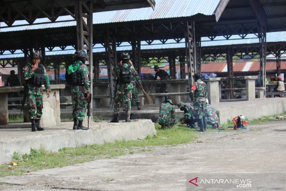 Satgas TNI Yonif RK 751 bersihkan lingkungan pasar