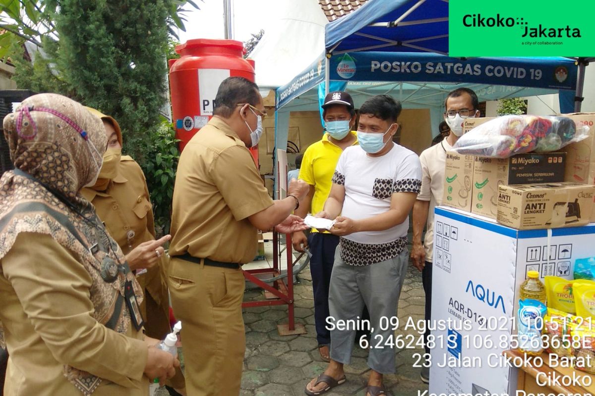 Kelurahan Cikoko bagikan "doorprize" bagi warganya yang ikut vaksin