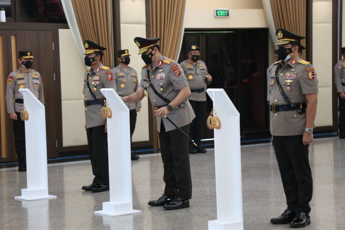 Kapolri lantik tiga perwira tinggi tuntaskan penanganan COVID-19