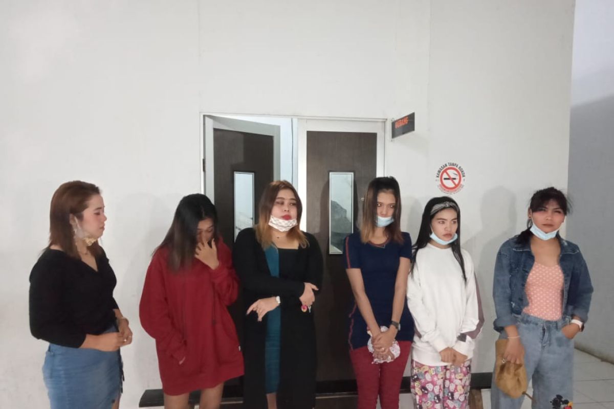 Beroperasi di ruangan gelap dan tertutup, enam wanita pemandu karaoke diamankan di Pasaman Barat