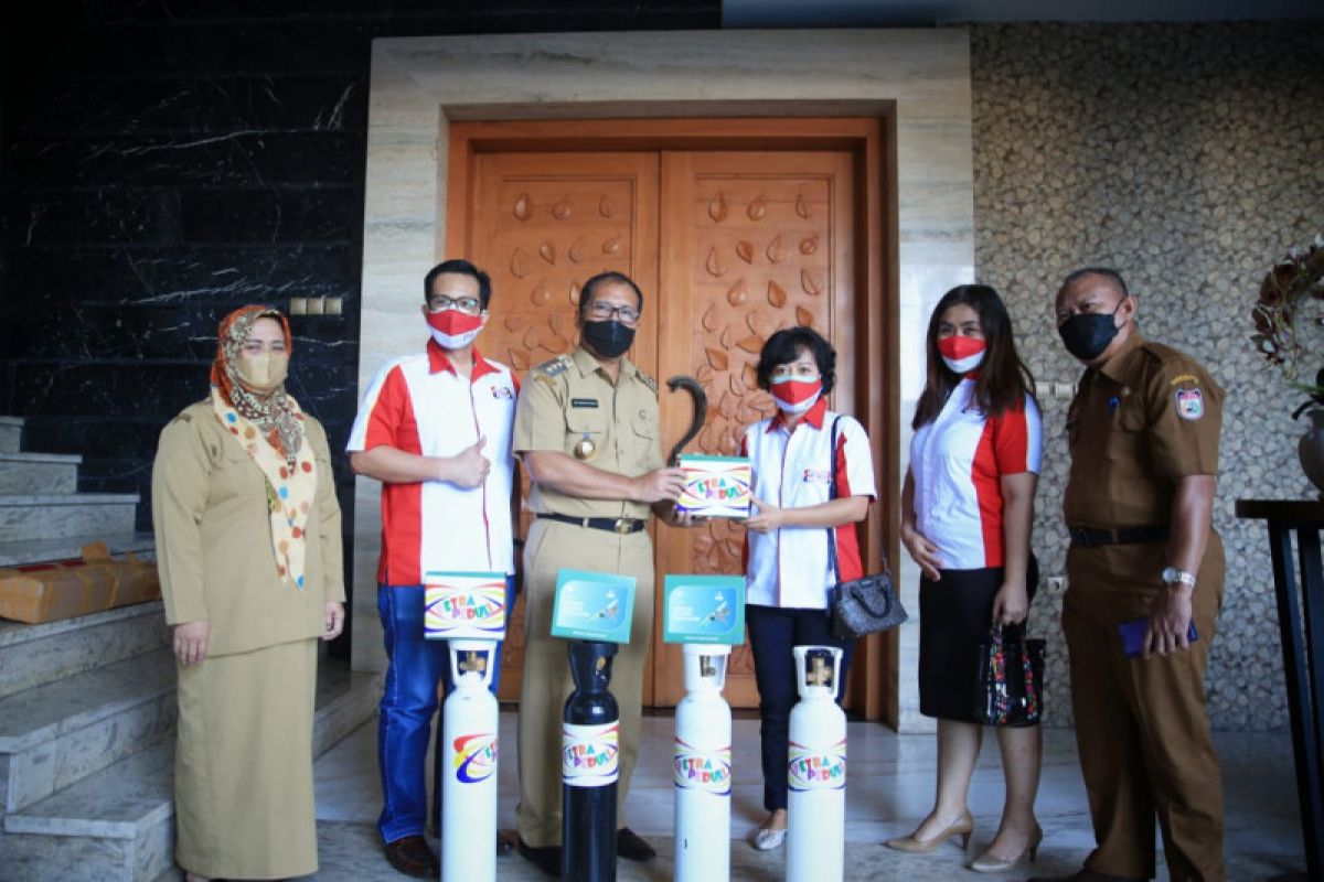 Wali Kota Makassar terima bantuan tabung oksigen dan regulator dari pihak gereja