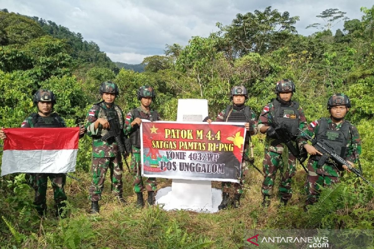 Satgas TNI patroli patok wilayah di perbatasan RI-PNG