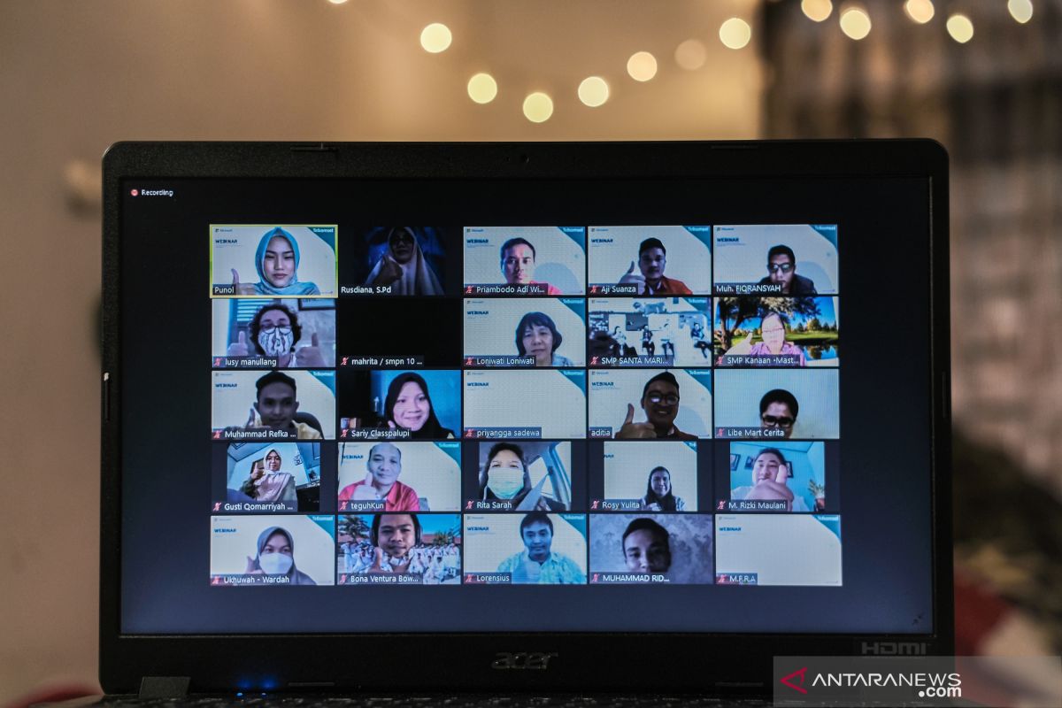 Telkomsel Beri Pelatihan Platform Tools Office365 Untuk Guru di Kalimantan