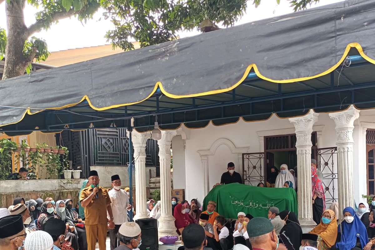 Sekdakab Labura hadiri keberangkatan almarhum Minan Pasaribu