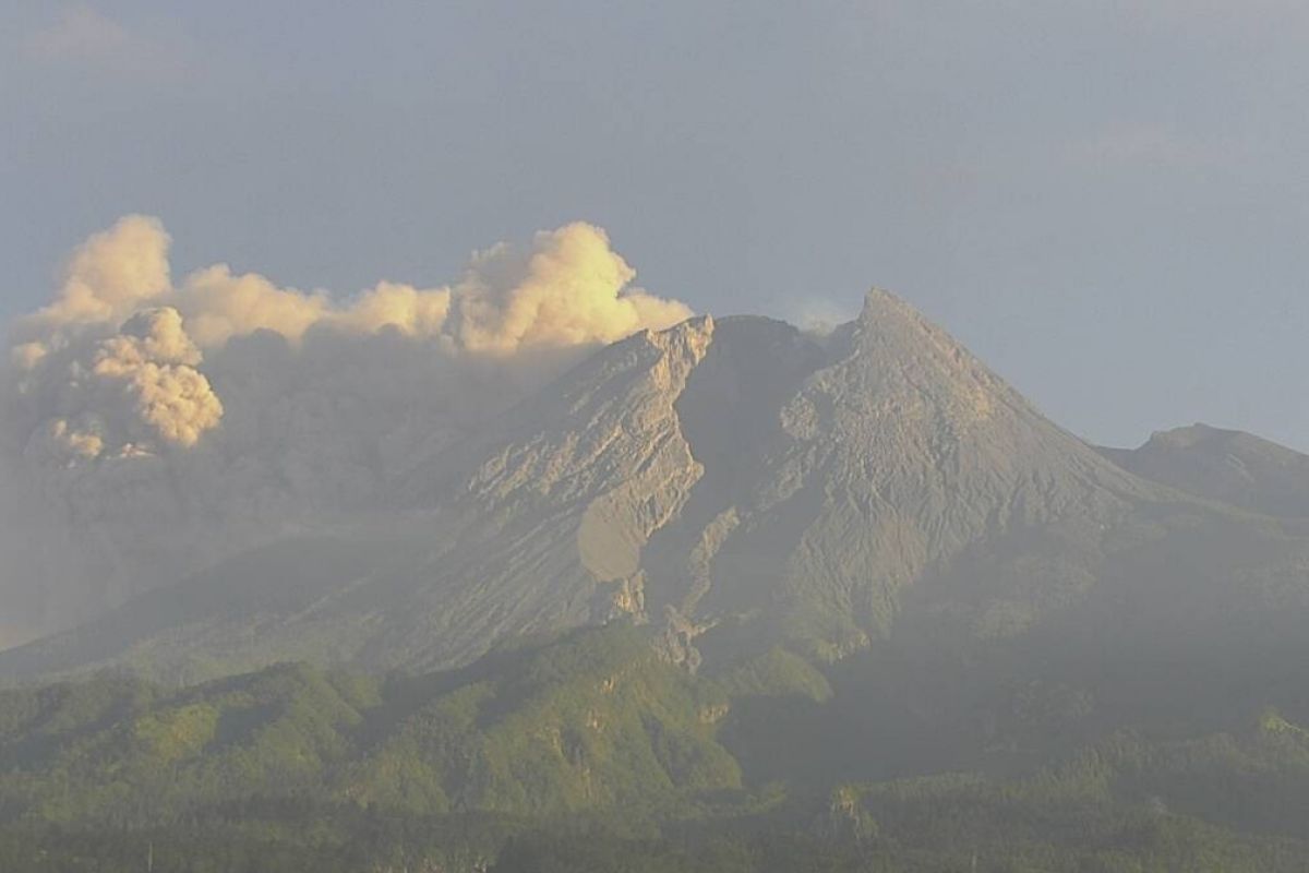 Awan panas Merapi meluncur sejauh 3.000 meter