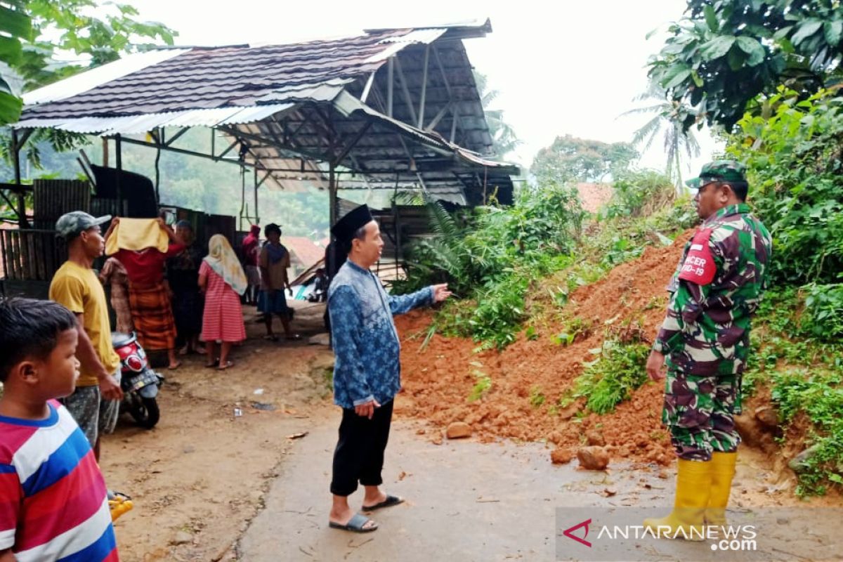 Puluhan keluarga mengungsi akibat rumah terendam banjir di Cigudeg Bogor