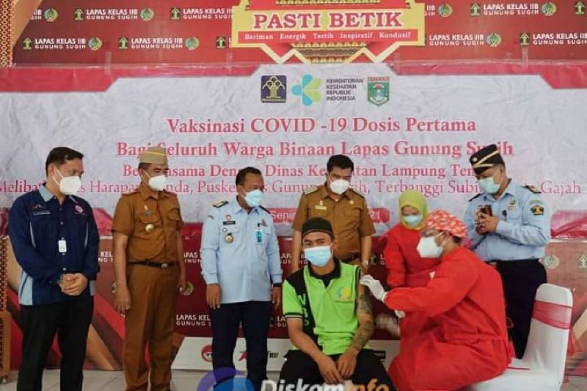 Bupati Lampung Tengah tinjau vaksinasi warga binaan di Lapas Gunung Sugih
