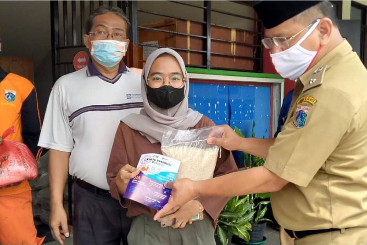 Warga Kelurahan Batu Ampar terima bantuan beras usai vaksin COVID-19