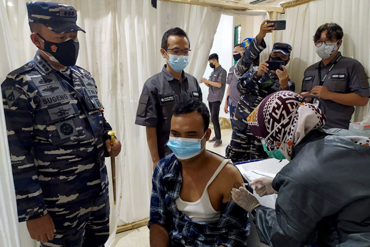 Solusi Bangun Indonesia dan Lanal Cilacap gelar vaksinasi COVID-19