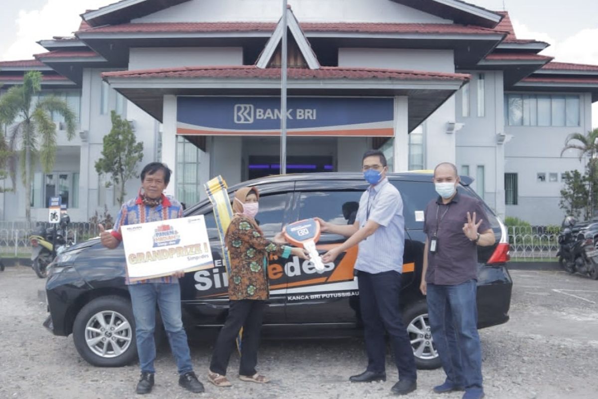 BRI Putussibau serahkan hadiah mobil untuk Sri Lestari