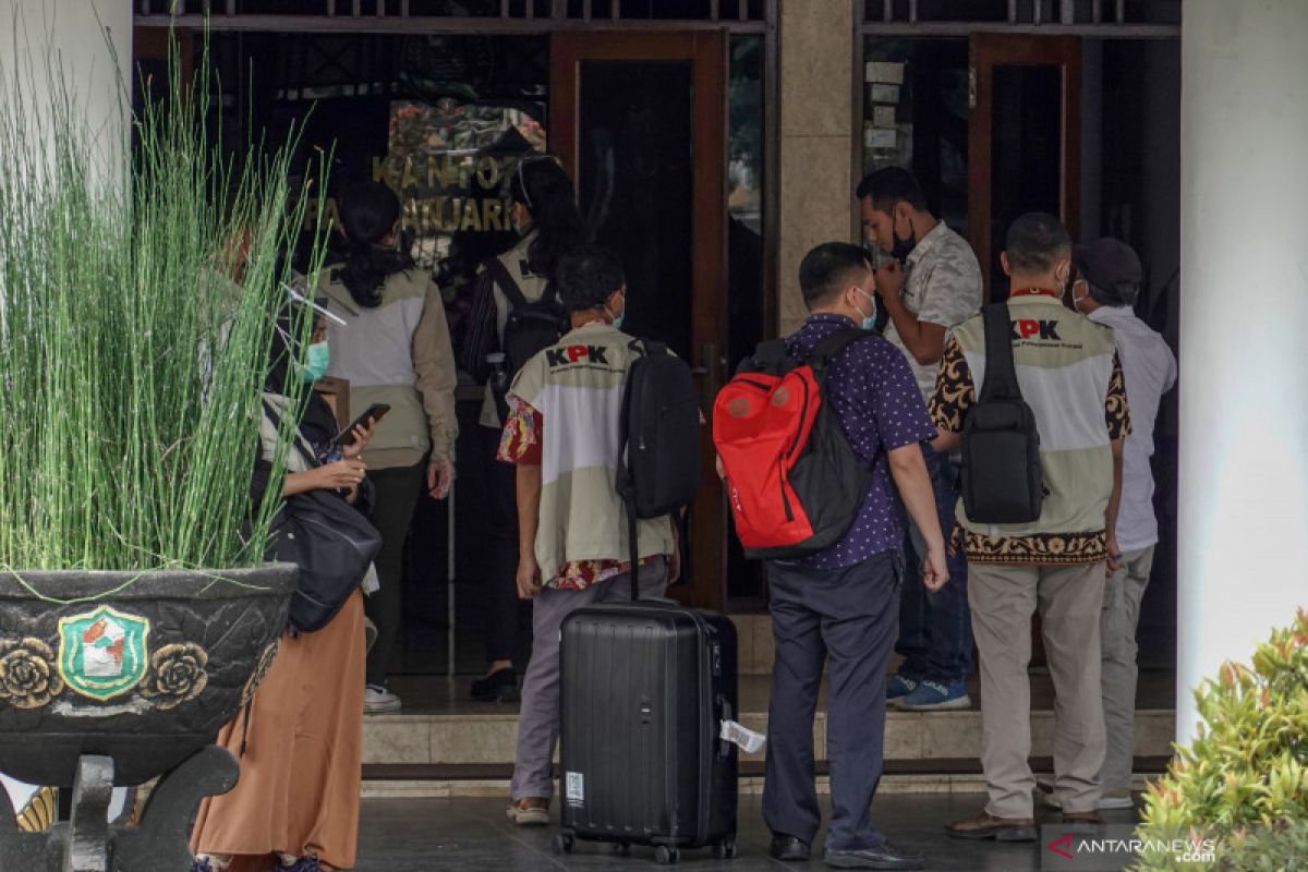 Kemarin, KPK geledah rumah hingga publikasi data buronan