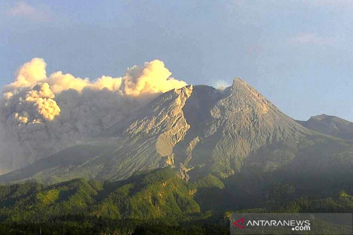 Awan panas Gunung Merapi meluncur sejauh 3.000 meter ke barat daya