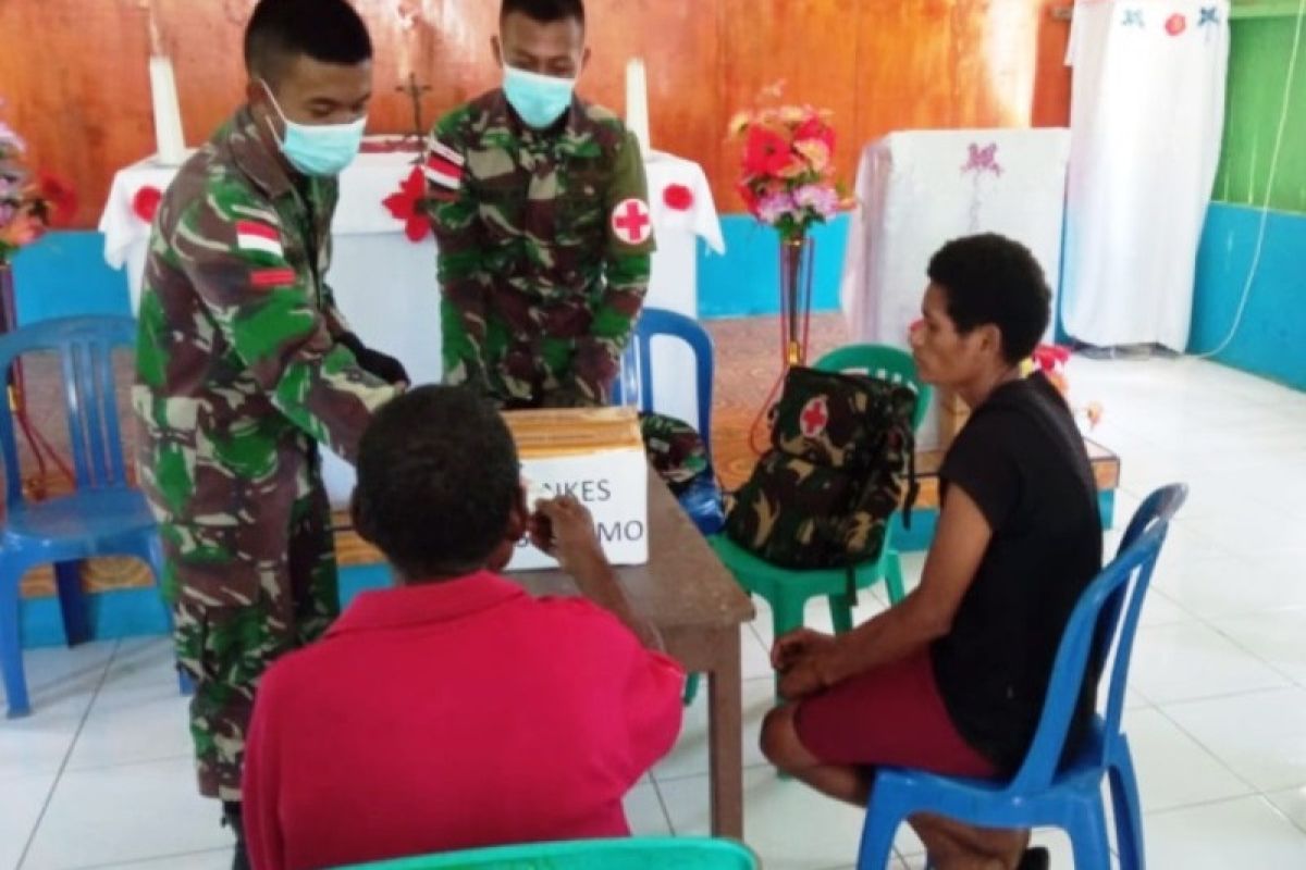 Satgas TNI Yonif 403 lakukan layanan pengobatan gratis warga perbatasan RI-PNG