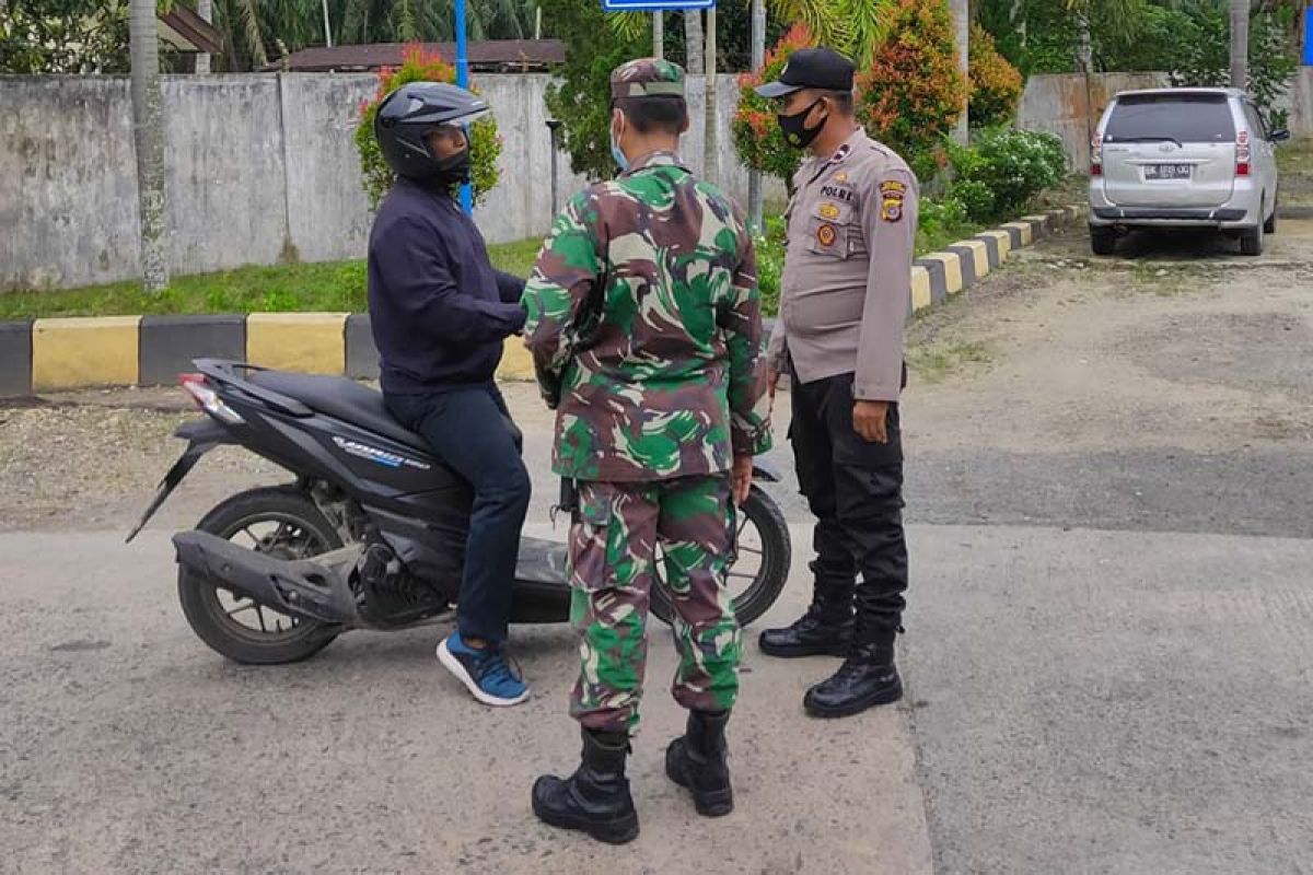 Cegah COVID-19, puluhan kendaraan bermotor diperintahkan putar balik saat hendak masuk Aceh