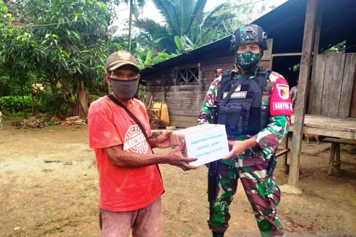 Satgas TNI Yonif 512 bantu paket sembako untuk warga Papua di perbatasan