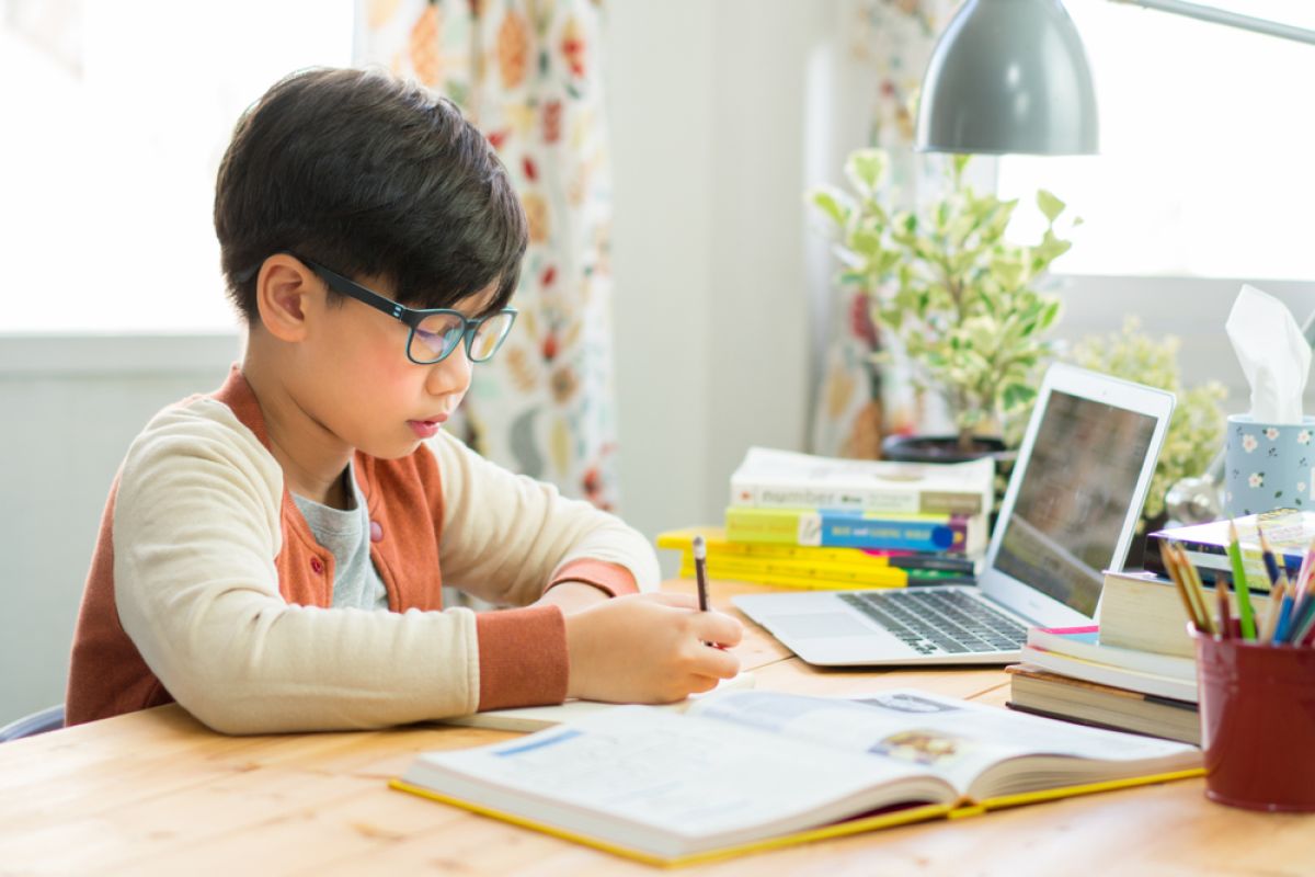 Tips jadi orang tua cerdas dampingi anak belajar daring