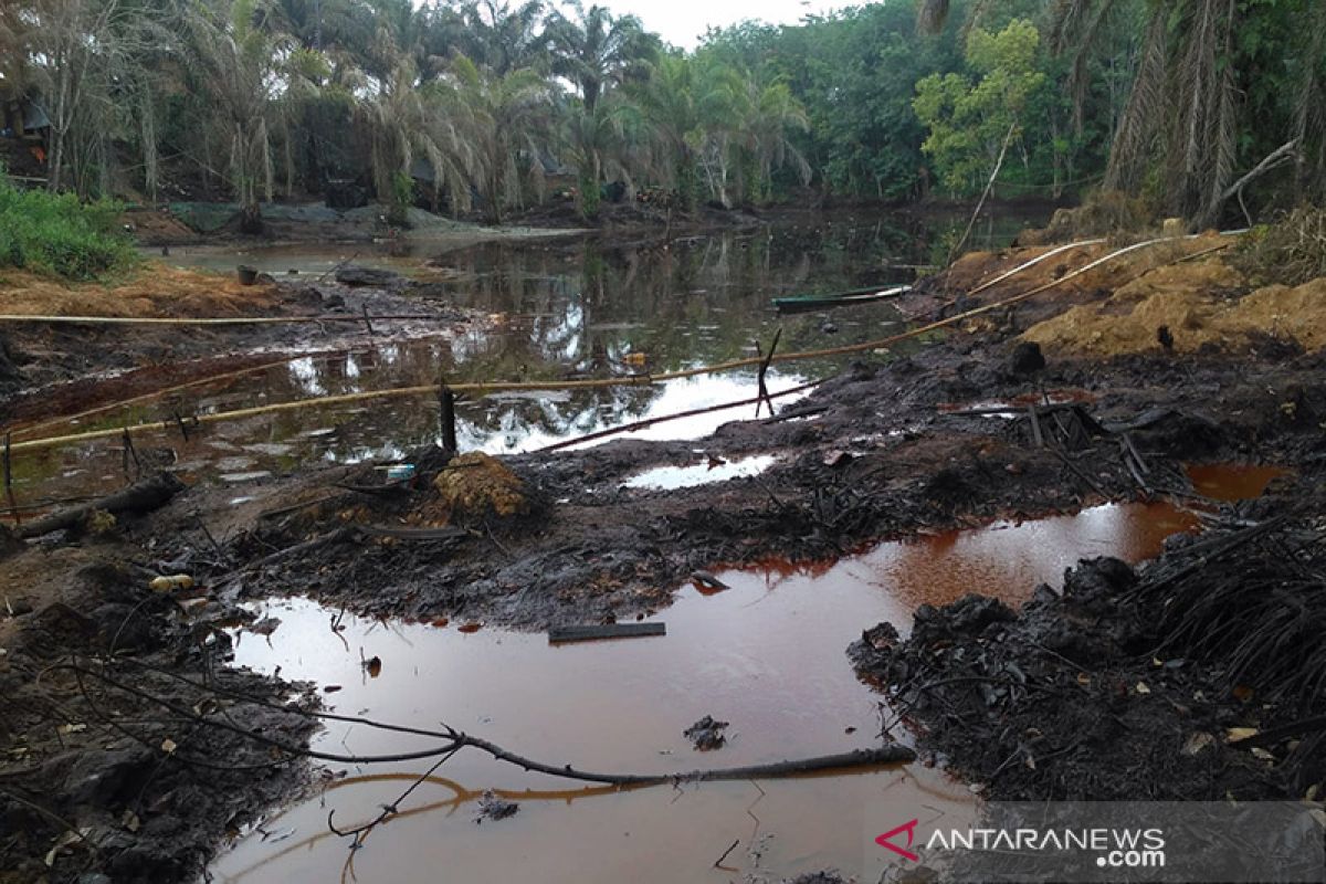 Rusaknya sumber air bersih karena penambangan minyak ilegal