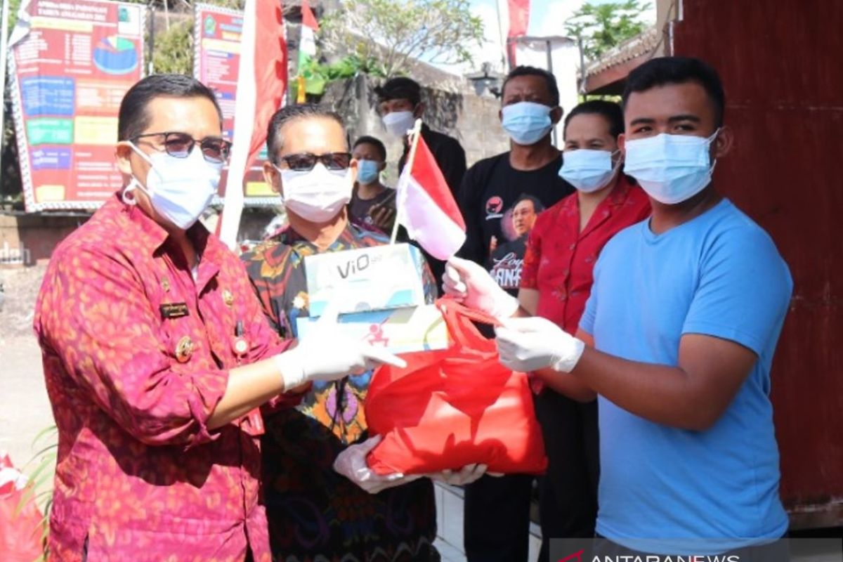 Bupati Tabanan tinjau warga Isoman dan vaksinasi pelajar di Padangan-Pupuan