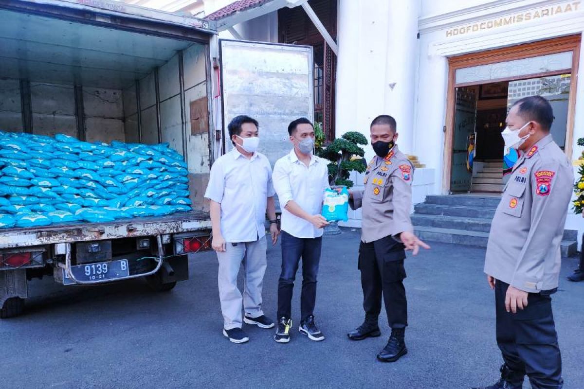 Melalui Polrestabes Surabaya, PT KSI salurkan 4 ton beras untuk warga terdampak pandemi