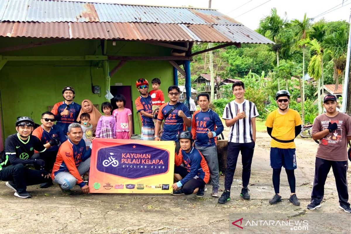 Komunitas sepeda KPK Sabang santuni anak yatim saat gowes