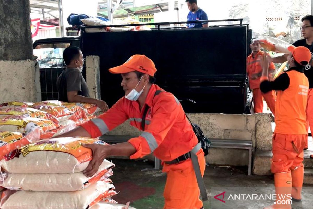 744 kepala keluarga RW 10 Kramat Jati terima tambahan bantuan beras