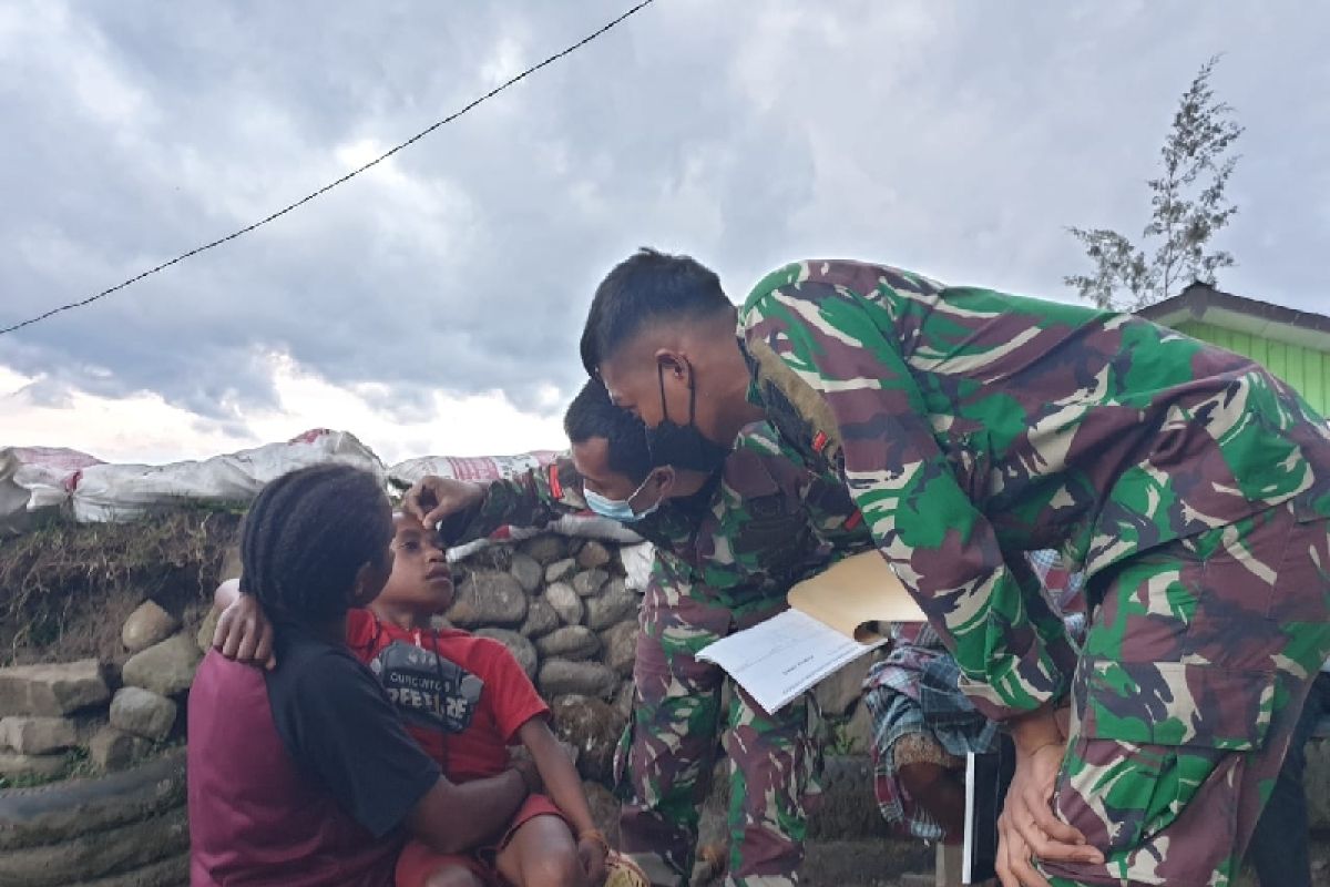 Soldiers in Papua's Jagara, Jayawijaya provide free health services