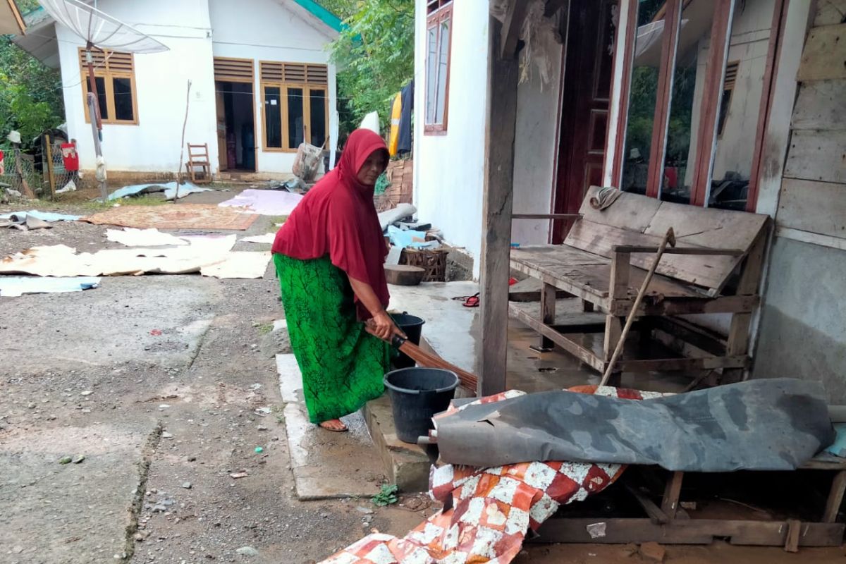 Banjir surut, ratusan warga Aceh Besar kembali dari tempat pengungsian
