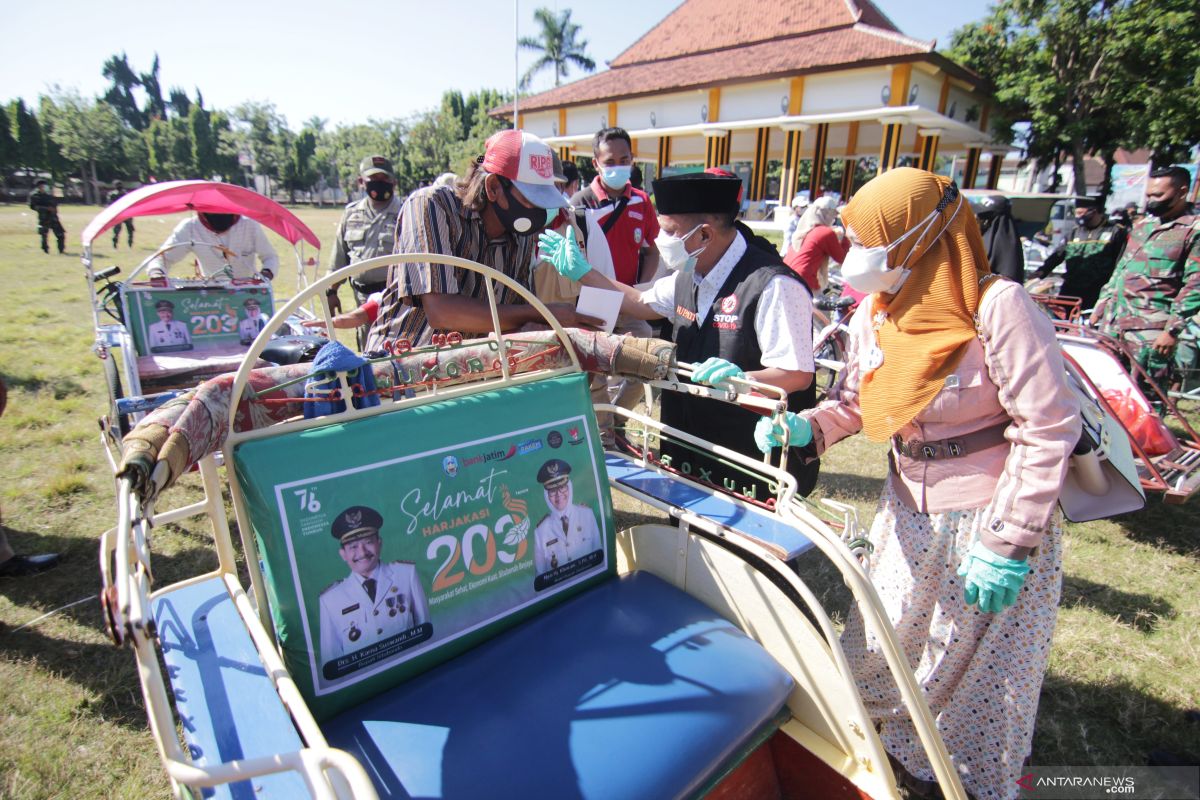 Salurkan bansos tunai, Bupati Situbondo ajak tukang becak ikut vaksinasi COVID-19