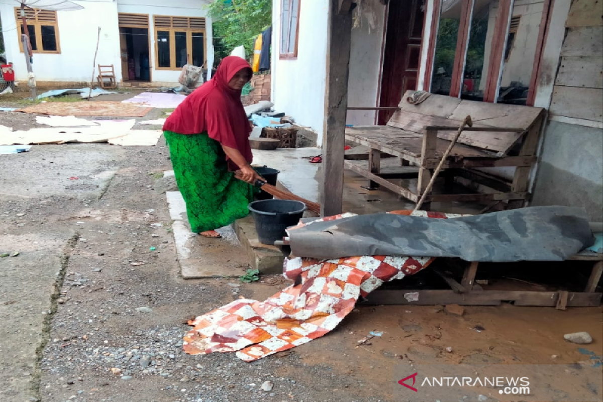 Ratusan warga Aceh Besar kembali dari tempat pengungsian