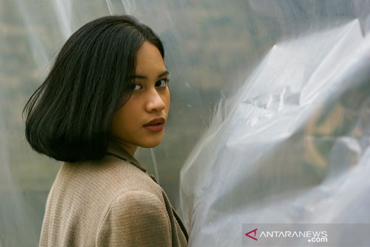 Alya Syahrani memberi nuansa dreamy-pop di "Intertwined"