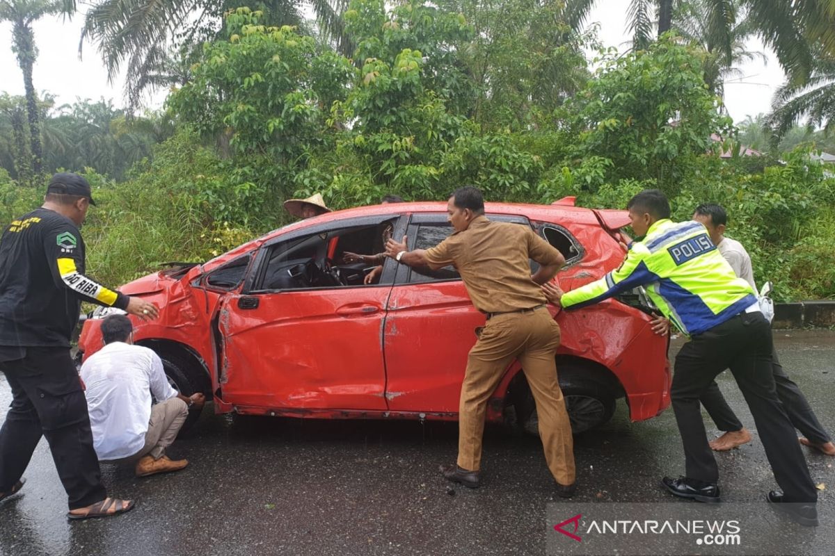 Mobil anggota dewan terjang trotoar dan terguling