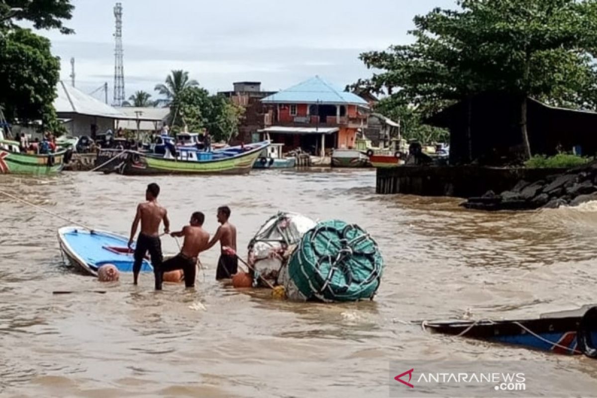 Nelayan mengapung di laut dengan fiber kapal yang hancur tertabrak