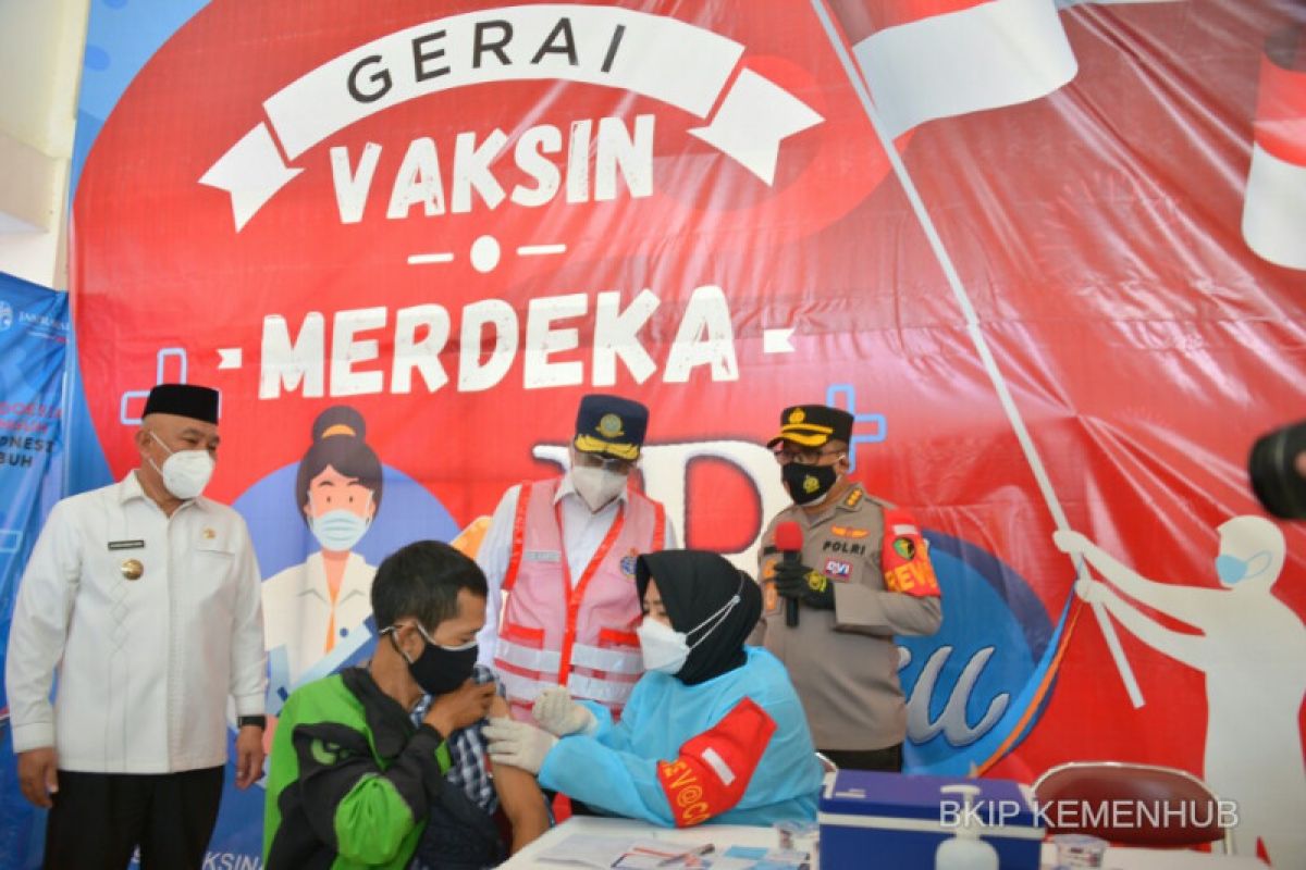 Kemenhub - Polri gelar vaksinasi di Terminal Tipe A Jatijajar Depok