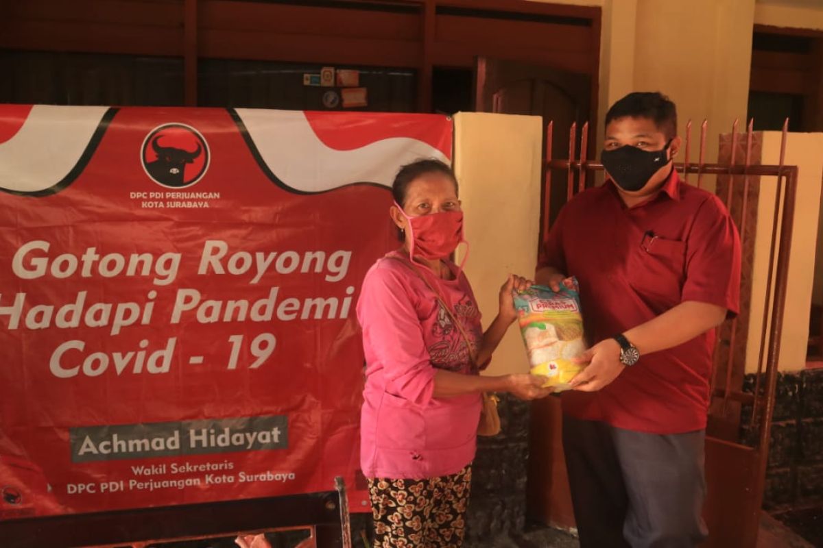 Posko Gotong Royong bagikan makanan hingga sembako di Kota Surabaya