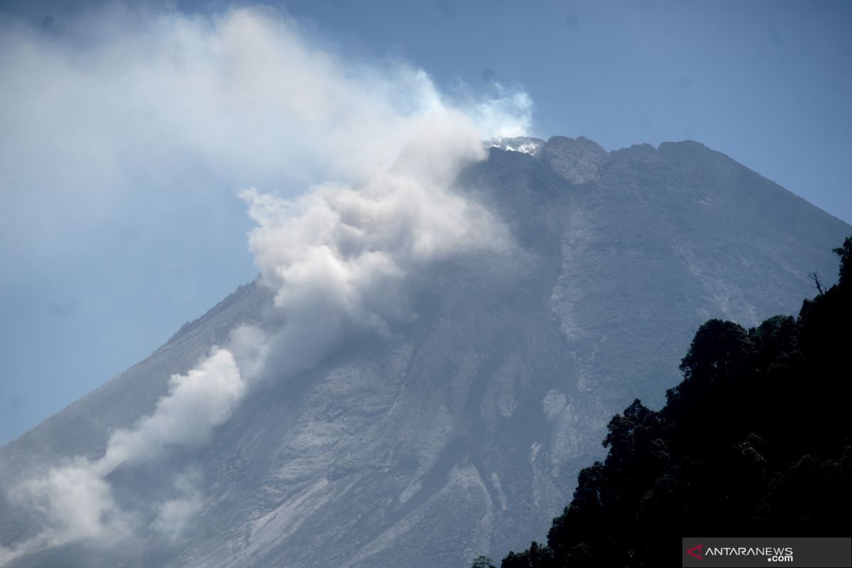 Gunung Merapi Luncurkan Empat Kali Awan Panas Hingga 3 Km - ANTARA News ...