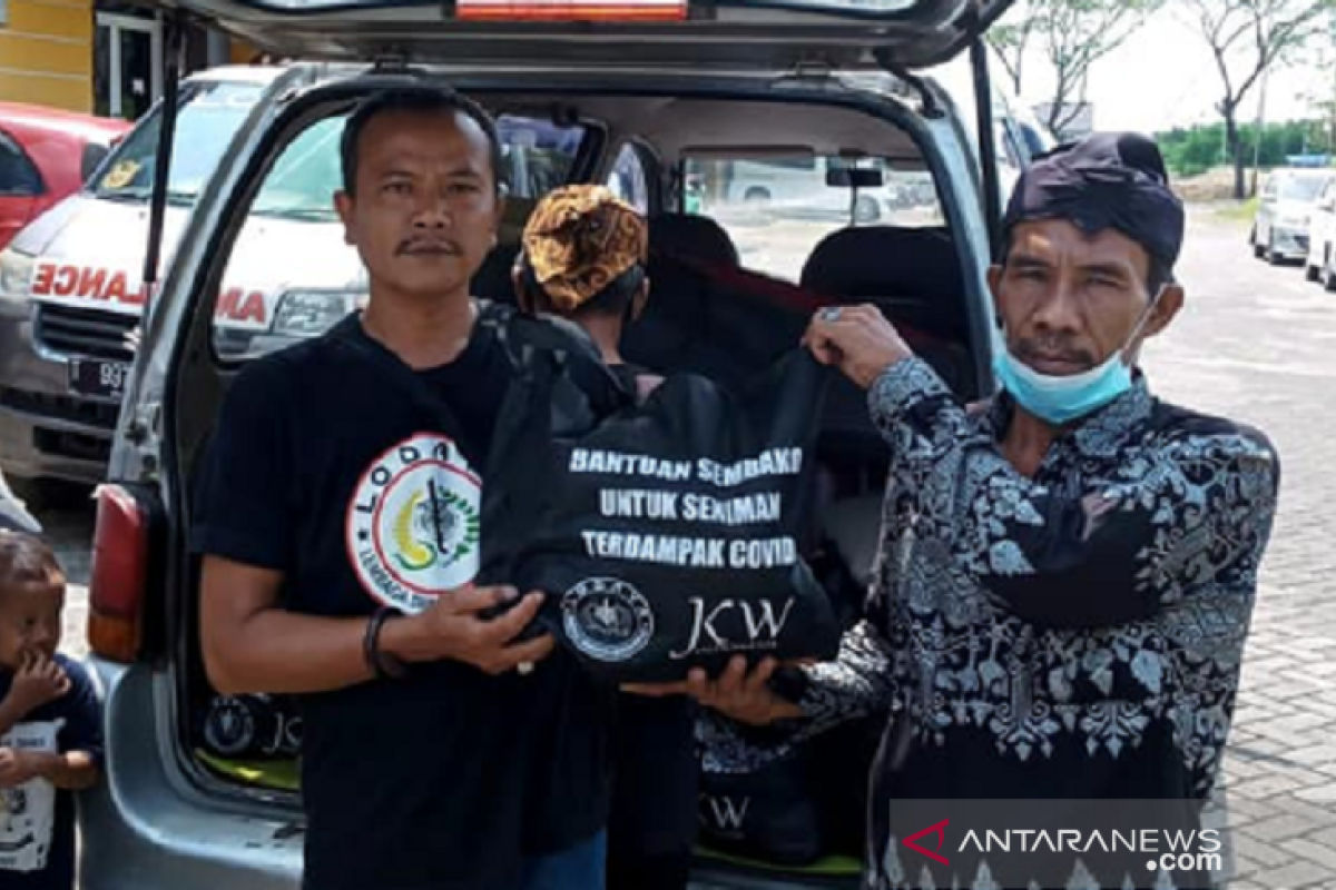 Ratusan seniman di Karawang terima bantuan paket sembako dari LSM Lodaya