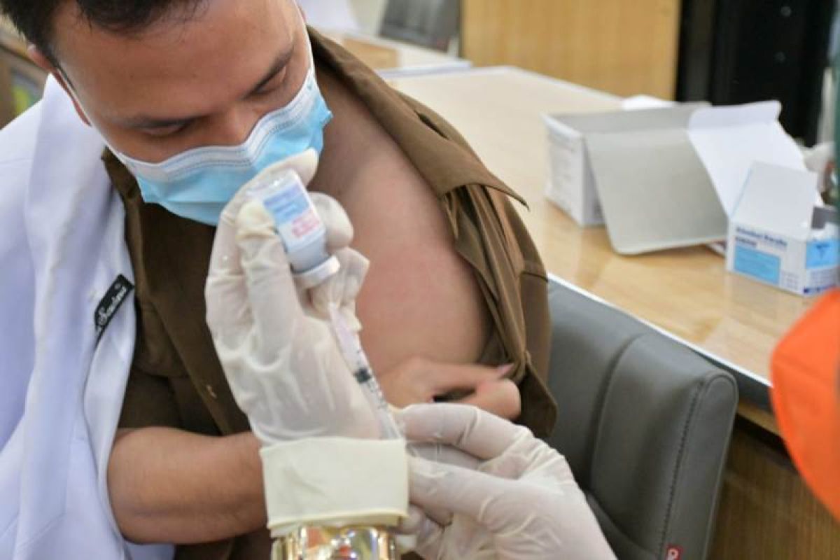 Pemkab Sergai vaksinasi dosis ketiga untuk nakes