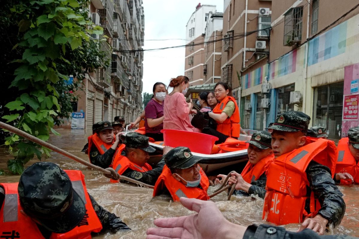 Akibat banjir warga China dievakuasi, proyek pertambangan ditutup