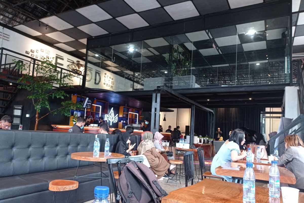 Di tengah pandemi COVID-19, Noerbaya Cafe berdiri di kawasan Padang Kota Tua