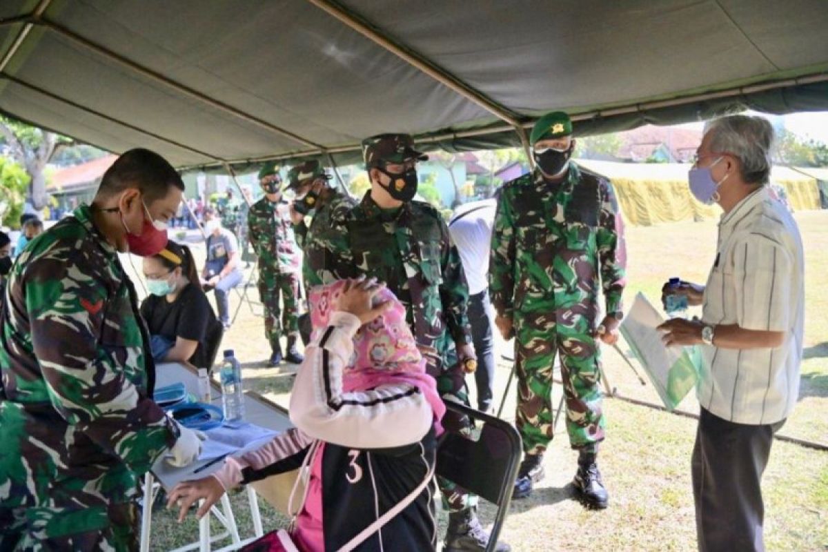 Dosis kedua, Pangdam V/Brawijaya pantau serbuan vaksinasi sasar ribuan orang