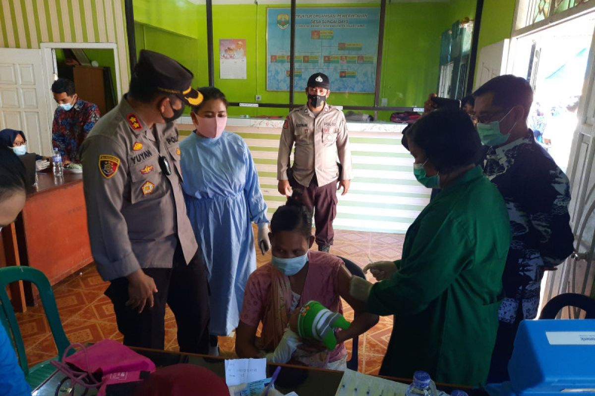 Sebanyak 40 KK orang rimba jalani vaksinasi di Sungai Dayo Muarojambi