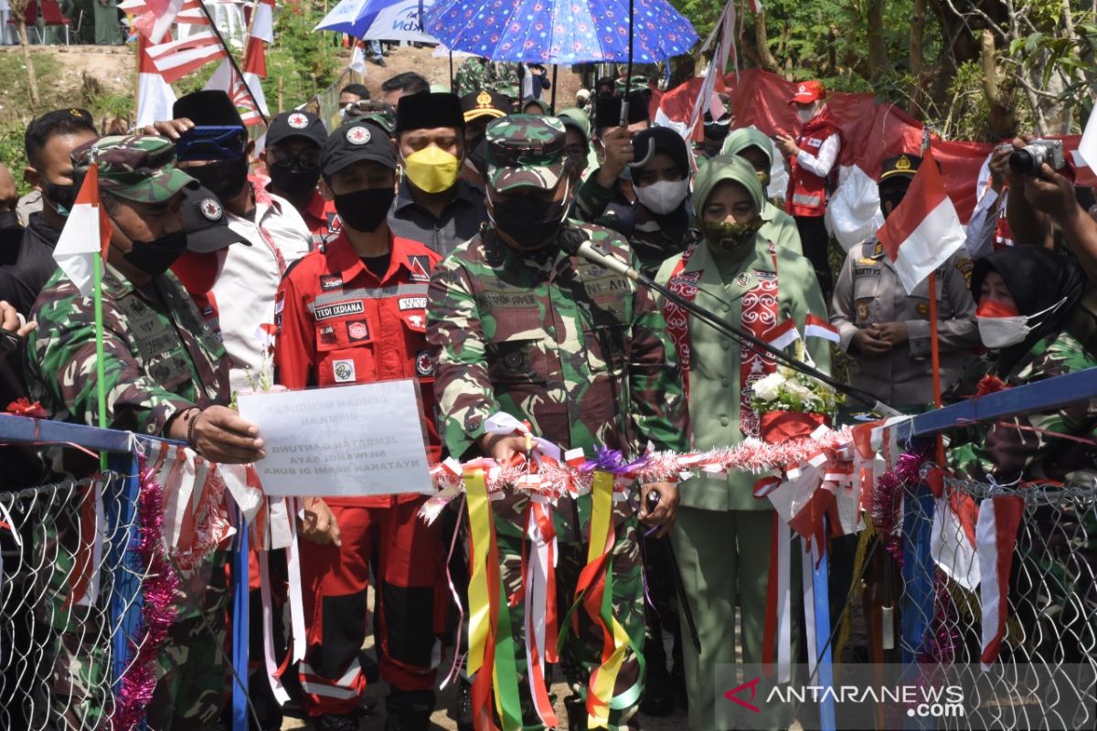 Pangdam Siliwangi resmikan jembatan gantung di Kabupaten Serang