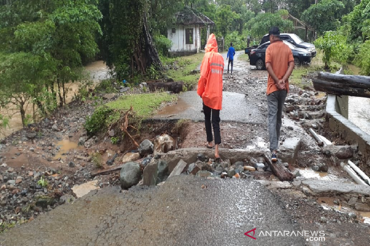 Jalan menuju objek wisata air terjun Suhom Aceh Besar putus akibat banjir