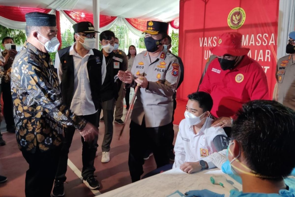 Tinjau vaksinasi di SMPN 1 Surabaya, Kapolda Jatim berharap PTM segera digelar