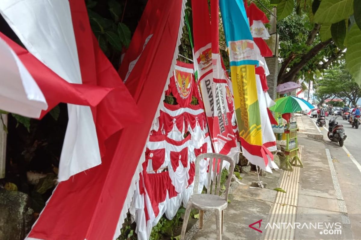 Penjualan pernak-pernik kemerdekaan Indonesia di Ambon sepi pembeli, dampak COVID -19