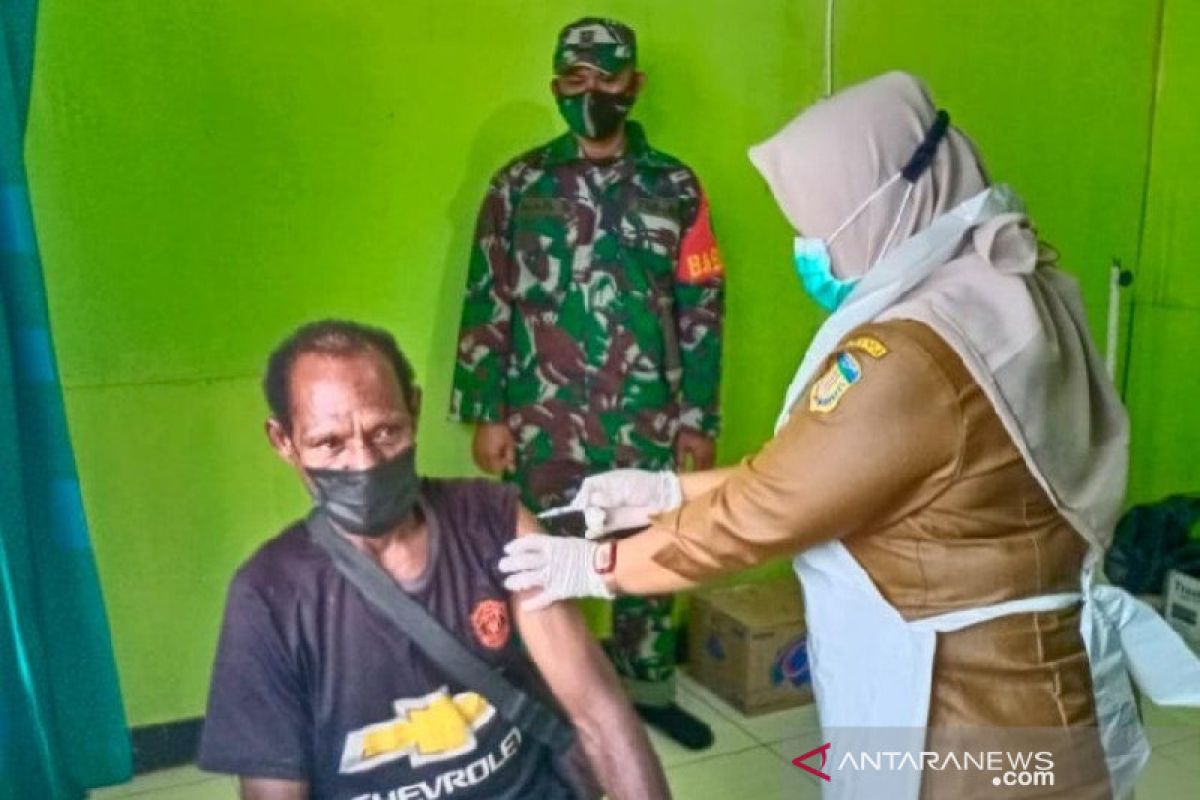 Aparat TNI dampingi warga Asiki Boven Digoel melakukan vaksinasi