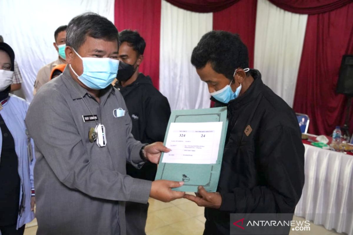 Pemkab Garut salurkan bantuan uang untuk korban longsor di Talegong